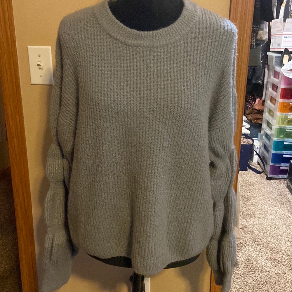 Cropped puffy segment sleeves sweater by And Now This